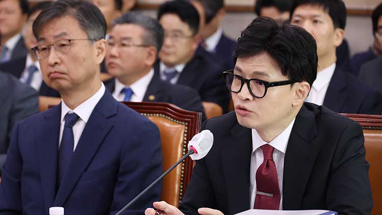 한동훈 법무장관이 26일 국회에서 열린 법제사법위원회 국정감사에서 의원 질의에 답변하고 있다. /연합뉴스 