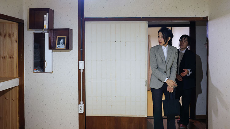 김건희 여사가 7일 오후 전남 고흥의 마리안느 스퇴거 간호사와 마가렛 피사렉 간호사 사택(국가등록문화재 제660호)을 방문, 시설을 둘러보고 있다. /대통령실 제공