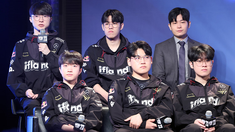 15일 오후 서울 중구 반얀트리호텔에서 열린 2023 리그 오브 레전드(LoL) 월드 챔피언십(롤드컵) 파이널 미디어데이에서 T1의 '페이커' 이상혁이 취재진 질문에 답하고 있다. /연합뉴스