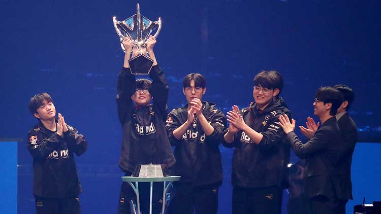 19일 오후 서울 구로구 고척스카이돔에서 열린 2023 리그 오브 레전드(LoL) 월드 챔피언십(롤드컵) 결승전 T1과 웨이보 게이밍의 경기에서 3-0으로 승리한 T1 페이커(이상혁) 선수가 우승컵을 들어올리고 있다. /연합뉴스