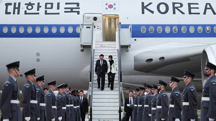 영국을 국빈 방문하는 윤석열 대통령과 부인 김건희 여사가 20일(현지시간) 런던 스탠스테드 공항에 도착, 공군 1호기에서 내리고 있다. /연합뉴스