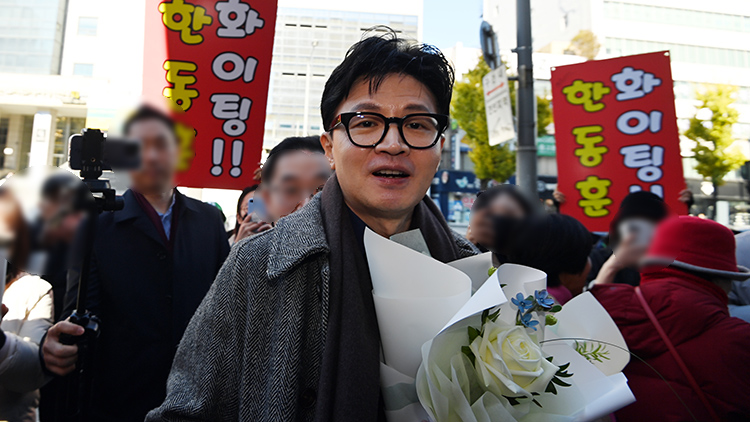 한동훈 법무부 장관이 21일 오전 대전광역시 한국어능력 등 사회통합프로그램 CBT 평가 대전센터 개소식에 참석하기 위해 이동하고 있다. /연합뉴스 