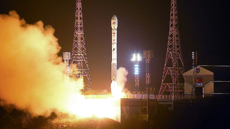 북한은 21일 오후 10시 42분 28분께 평안북도 철산군 서해위성발사장에서 신형위성운반로케트 '천리마-1'형에 정찰위성 '만리경-1'호를 탑재해 성공적으로 발사했다고 조선중앙TV가 22일 보도했다. /조선중앙TV·연합뉴스