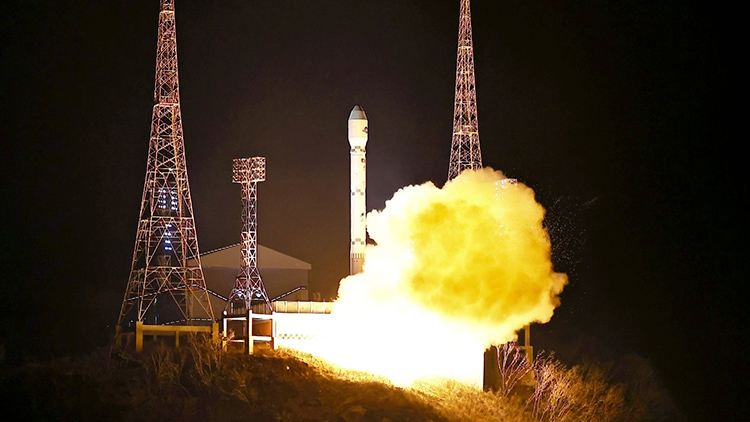 북한은 지난 21일 오후 10시 42분 28분께 평안북도 철산군 서해위성발사장에서 신형위성운반로케트 '천리마-1'형에 정찰위성 '만리경-1'호를 탑재해 성공적으로 발사했다고 조선중앙TV가 22일 보도했다. /연합뉴스