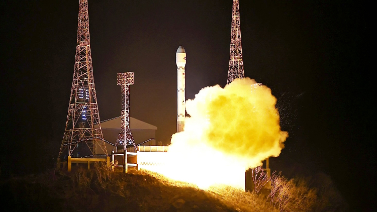 북한은 21일 오후 10시 42분 28분께 평안북도 철산군 서해위성발사장에서 신형위성운반로케트 '천리마-1'형에 정찰위성 '만리경-1'호를 탑재해 성공적으로 발사했다고 조선중앙TV가 22일 보도했다. /연합뉴스