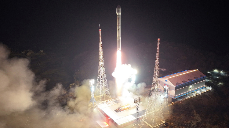북한은 22일 전날 밤 발사한 군사정찰위성 1호기 '만리경-1호'의 발사가 성공적으로 이뤄졌다고 밝혔다. /연합뉴스
