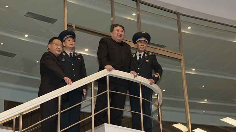 북한 김정은 국무위원장이 22일 오전 10시 국가항공우주기술총국 평양종합관제소를 방문하고 궤도에 진입한 정찰위성 '만리경-1'호의 작동상태와 세밀조종진행정형, 지상구령에 따른 특정지역에 대한 항공우주촬영진행정형을 료해(점검)했다고 조선중앙통신이 22일 보도했다. /연합뉴스