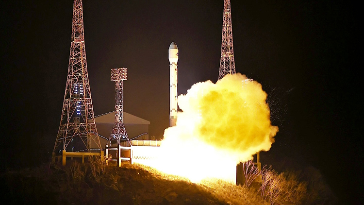 북한은 21일 오후 10시 42분 28분께 평안북도 철산군 서해위성발사장에서 신형위성운반로케트 '천리마-1'형에 정찰위성 '만리경-1'호를 탑재해 성공적으로 발사했다고 조선중앙TV가 지난 22일 보도했다. /연합뉴스