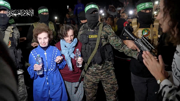 팔레스타인 무장 정파 하마스 무장대원들이 29일(현지시간) 가자지구 모처에서 국제적십자사 관계자들에게 인질들을 인계하고 있다. /하마스 제공, REUTERS=연합뉴스