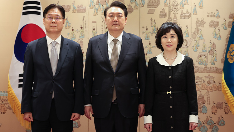 윤석열 대통령이 4일 서울 용산 대통령실 청사에서 이관섭 대통령실 정책실장에게 임명장을 수여한 뒤 배우자인 안소연 씨와 함께 기념 촬영을 하고 있다. /연합뉴스