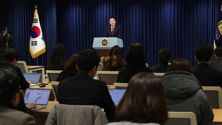 윤석열 대통령은 지난달 29일 용산 대통령실에서 2030 부산 엑스포 유치 실패와 관련해 '자신의 부족함'을 세 차례 강조하며 대국민 담화를 했다. / 대통령실 제공