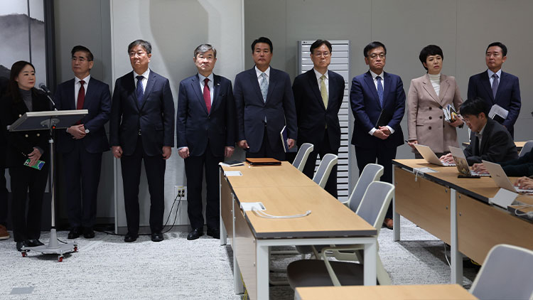 지난달 29일 용산 대통령실에서 윤석열 대통령의 '엑스포 유치 실패 관련 대국민 담화'를 듣고 있는 김대기 비서실장(왼쪽 세번째)과 김용현 경호처장(왼쪽 두번째) 등 참모들의 모습. / 연합뉴스