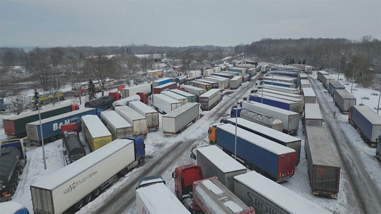 현지시간 5일, 폴란드의 우크라이나 국경 지역에 트럭 수천대가 동원된 봉쇄 시위로 화물 트럭들이 주차돼 있다. /AFP통신 캡처