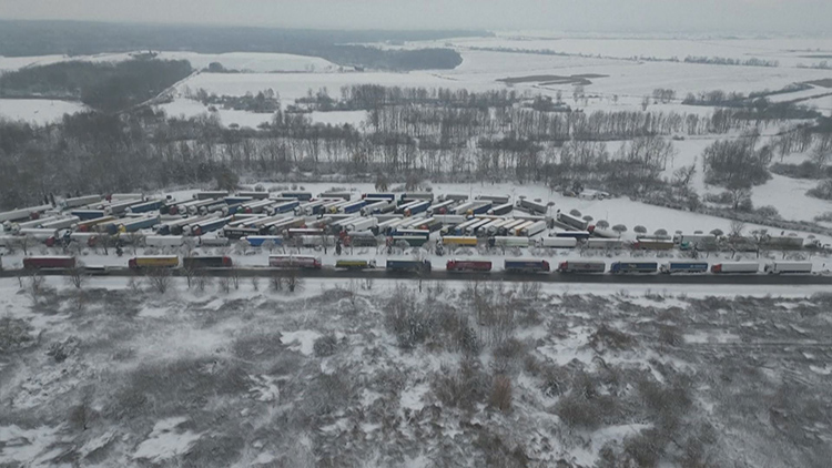 현지시간 5일, 폴란드의 우크라이나 국경 지역에 트럭 수천대가 동원된 봉쇄 시위로 화물 트럭들이 주차돼 있다. /AFP통신 캡처