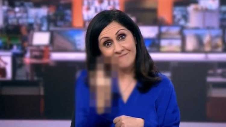 BBC 앵커, 생방송 중 '손가락 욕' 사고…'의도적인 것 아냐'