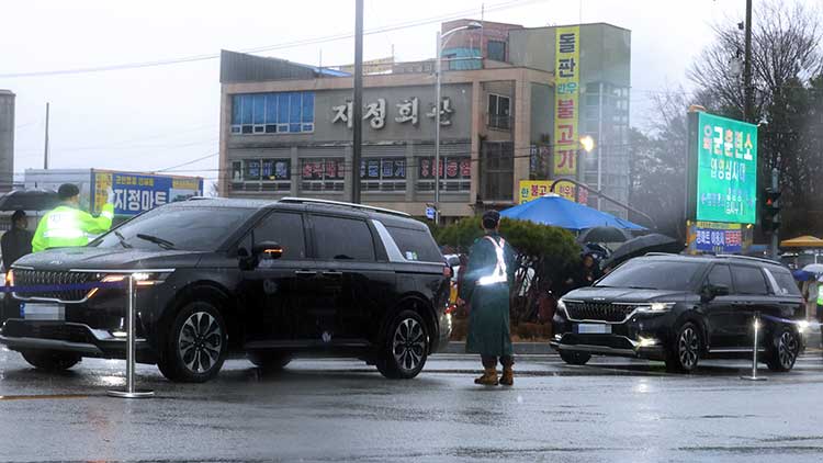 그룹 방탄소년단(BTS)의 RM과 뷔가 11일 충남 논산 육군훈련소에 입소한 가운데, 이날 오후 BTS가 탄 차량이 육군훈련소 입영심사대에 진입하고 있다. /연합뉴스