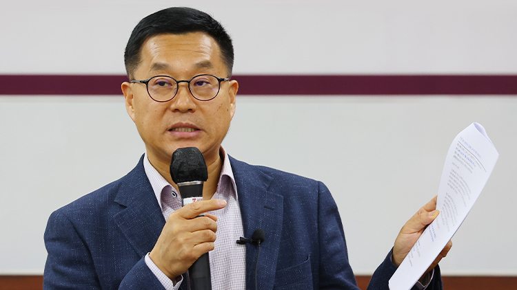 11일 오후 서울 성북구 고려대학교 R&D센터에서 열린 LK-99 관련 고려대 연구진실성 위원회 조사결과 설명회에서 권영완 교수가 발언하고 있다. /연합뉴스