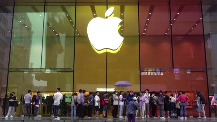 아이폰15 중국 출시 첫날인 지난 9월 22일 상하이에 위치한 애플 매장의 모습 /TV조선 방송화면 캡처