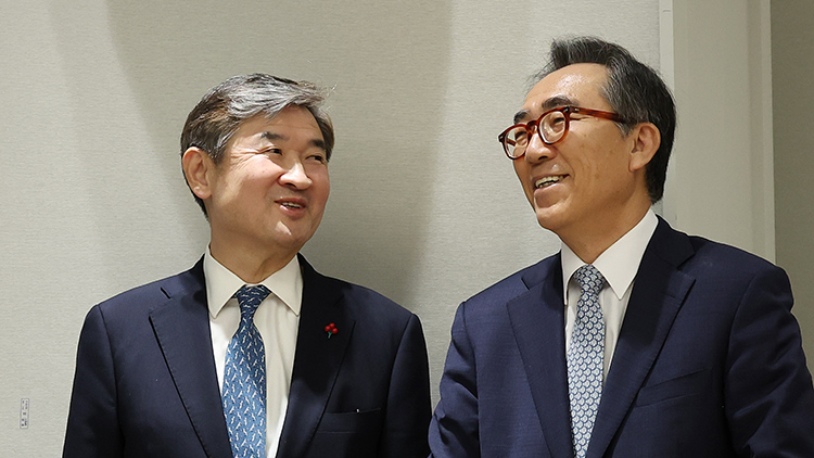 국가정보원장 후보자로 지명된 조태용 국가안보실장과 외교부 장관 후보자로 지명된 조태열 전 외교부 2차관이 19일 서울 용산 대통령실 청사에서 열린 김대기 대통령 비서실장의 외교·안보 라인 수뇌부 인선안 발표 브리핑에서 대화하고 있다. /연합뉴스