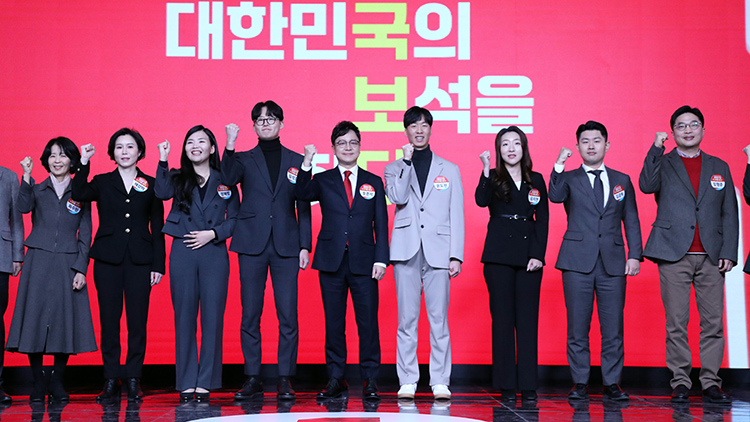 국민의힘 인재영입위가 19일 오후 서울 강서구 ASSA 스튜디오에서 국민인재 토크콘서트 '대한민국의 보석을 찾다' 행사를 열고 에너지, 환경, 기업, 언론 등의 분야에서 영입한 인재 9명을 발표했다. 왼쪽부터 최수진, 채상미, 정혜림, 심성훈, 호준석, 윤도현, 공지연, 김금혁, 임형준 씨. /연합뉴스