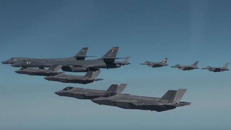 지난 3월 19일 미국 공군 B-1B 전략폭격기 및 F-16 전투기와 한국 공군 F-35A 스텔스 전투기가 참여한 연합공중훈련 /TV조선 방송화면 캡처