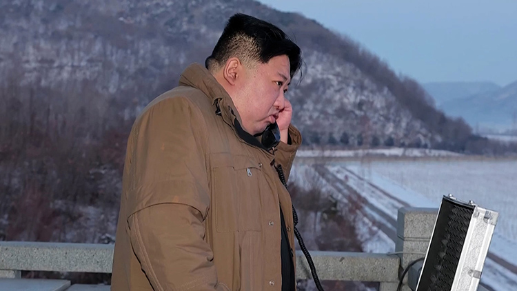 김정은 '적 핵도발에 주저없이 핵공격 불사'