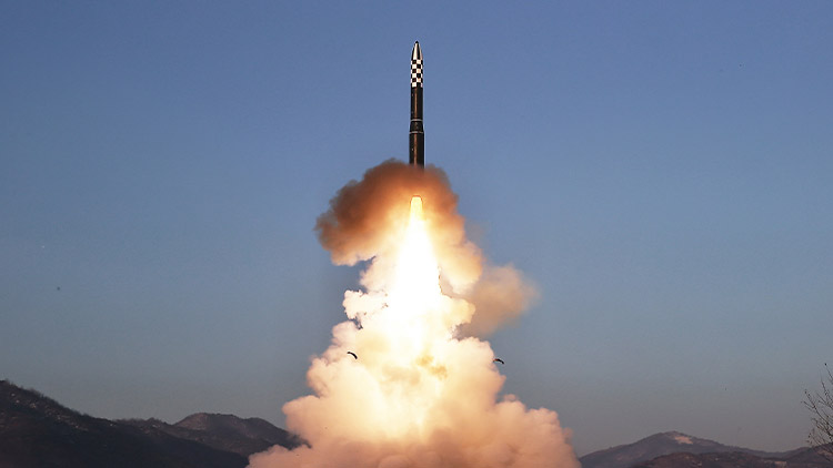 북한은 지난 18일 김정은 북한 국무위원장이 참관한 가운데 고체연료 대륙간탄도미사일(ICBM) 화성-18형 발사훈련을 단행했다고 조선중앙통신이 19일 보도했다. /조선중앙통신·연합뉴스