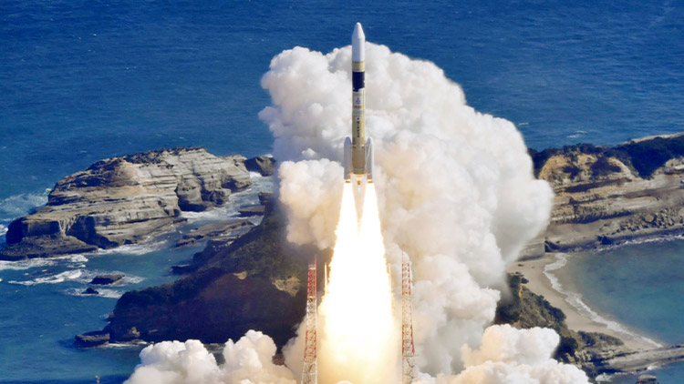 일본의 H2A 로켓이 12일 가고시마현 다네가시마 우주센터에서 발사되고 있다. 이 로켓에 실린 첩보위성은 북한의 군사시설 감시와 재난 대응능력 향상에 사용될 것으로 알려졌다. /AP=연합뉴스