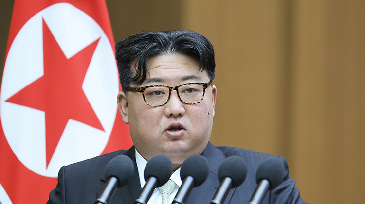 북한은 지난 15일 평양 만수대의사당에서 최고인민회의 제14기 제10차 회의를 열어 남북회담과 남북교류업무를 담당해온 조국평화통일위원회와 민족경제협력국, 금강산국제관광국을 폐지하기로 결정했다고 조선중앙통신이 16일 보도했다. 김정은 국무위원장은 시정연설에서 "전쟁이 일어나는 경우에는 대한민국을 완전히 점령ㆍ평정ㆍ수복하고 공화국 영역에 편입시키는 문제"를 헌법에 반영하는 것이 중요하다고 밝혔다. /연합뉴스