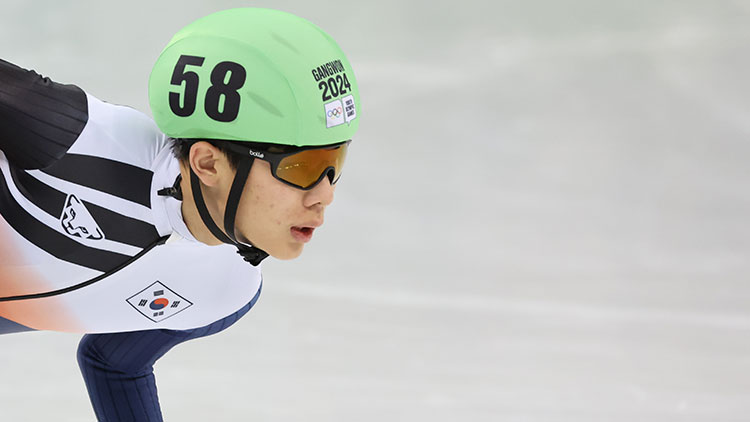 20일 오후 강원도 강릉 아이스아레나에서 열린 2024 강원 동계청소년올림픽 쇼트트랙 남자 1,500m 준결승에서 주재희(58)가 역주하고 있다. /연합뉴스