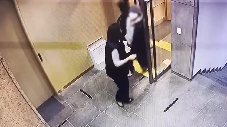 국민의힘 배현진 의원(서울 송파을)이 지난 25일 서울 강남구 신사동의 한 건물에서 괴한에게 습격 당하는 장면이 담긴 CCTV 화면을 배 의원실이 공개했다. /배현진 의원측 제공