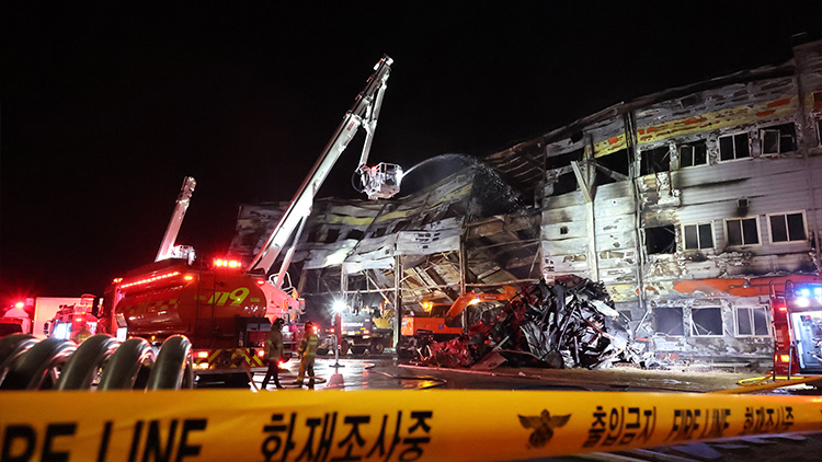 1일 오전 경북 문경시 신기동의 한 공장 화재 현장에서 소방 당국이 진화에 나서고 있다. /연합뉴스