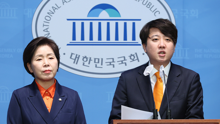 개혁신당 이준석 대표가 4일 국회 소통관에서 철도산업 개혁 관련 정책을 발표하고 있다. 왼쪽은 양향자 원내대표. /연합뉴스