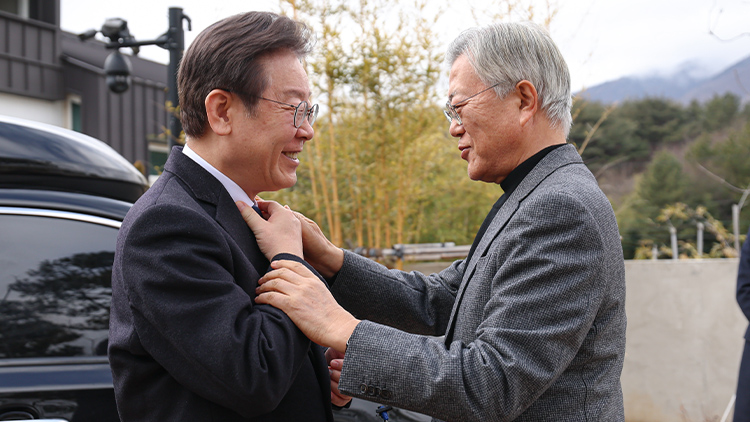 더불어민주당 이재명 대표가 4일 오후 경남 양산시 하북면 평산마을 문재인 전 대통령 사저에서 문 전 대통령과 인사를 나누고 있다. /더불어민주당 제공