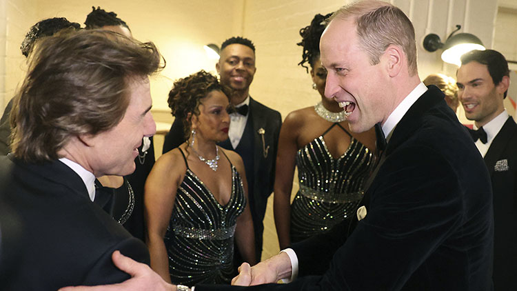 2024년 2월 7일 수요일 런던 중심의 OWO에서 열린 런던 항공 구급차 자선 갈라 디너에서 미국 배우 톰 크루즈와 대화 나누는 영국의 윌리엄 왕자. /AP=연합뉴스