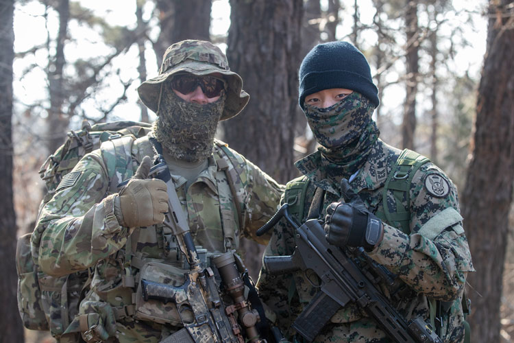 한미 특전대원들이 지난달 31일, 경기도 포천 로드리게스 훈련장 일대에서 훈련을 마치고 우애를 다지고 있다. /육군 제공