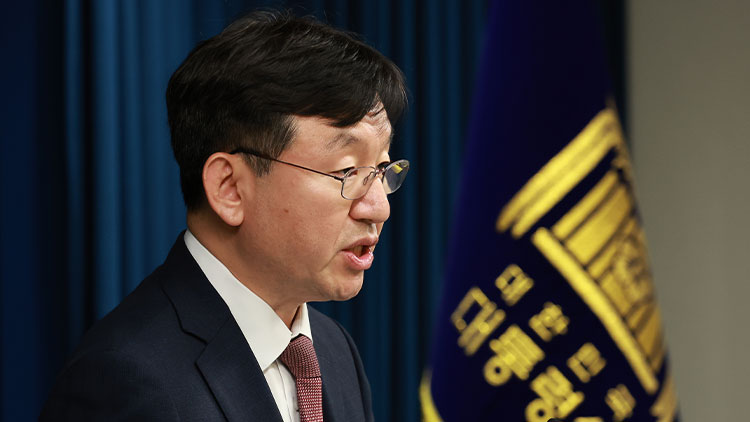 성태윤 대통령실 정책실장이 25일 서울 용산 대통령실 청사에서 민생토론회 관련 브리핑을 하고 있다. /연합뉴스