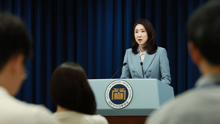 김수경 대통령실 대변인이 25일 서울 용산 대통령실 청사에서 현안 브리핑을 하고 있다. /연합뉴스