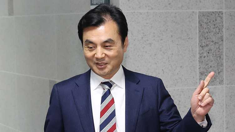 더불어민주당 안규백 전략공천관리위원장이 27일 전략공관위 회의가 열리는 국회 의원회관 회의실로 향하고 있다. /연합뉴스