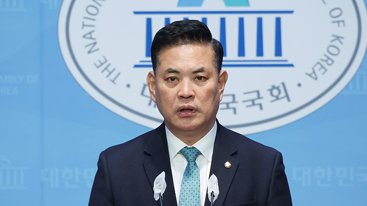 더불어민주당 박영순 의원이 27일 국회에서 탈당 기자회견을 하고 있다. /연합뉴스