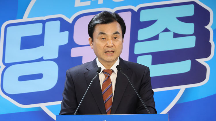 더불어민주당 안규백 전략공천관리위원장이 1일 서울 여의도 중앙당사에서 전략공관위 회의 결과를 발표하고 있다. /연합뉴스