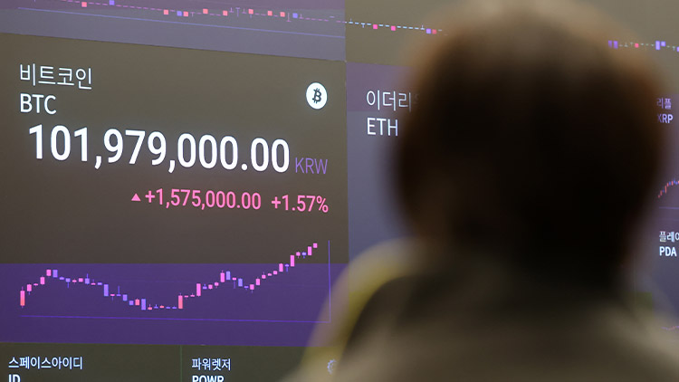 가상화폐 비트코인의 가격이 연일 최고가 행진을 이어가는 12일 오후 서울 강남구 업비트 라운지 전광판에 비트코인 원화마켓 시세가 표시되고 있다. /연합뉴스