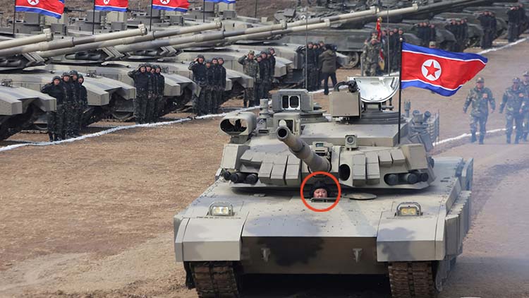 신형 탱크 올라탄 김정은 '세계에서 제일 위력'