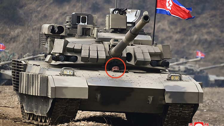 신형 탱크 올라탄 김정은 '세계에서 제일 위력'