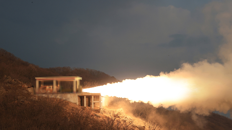 북한이 지난 19일 오전과 오후 서해위성발사장에서 신형 중장거리 극초음속 미사일용 다단계 고체연료엔진 지상분출 시험을 성공적으로 진행했다고 조선중앙통신이 20일 보도했다. 이날 지상 시험에는 김정은 위원장이 직접 참석했다. /연합뉴스