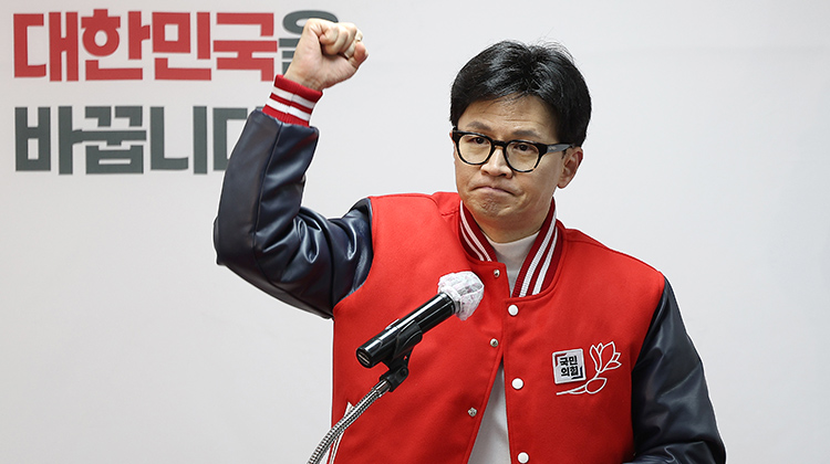 국민의힘 한동훈 총괄선대위원장이 21일 대구 달서구 윤재옥 대구 달서구을 후보 선거사무실 개소식을 찾아 축사하고 있다. /연합뉴스