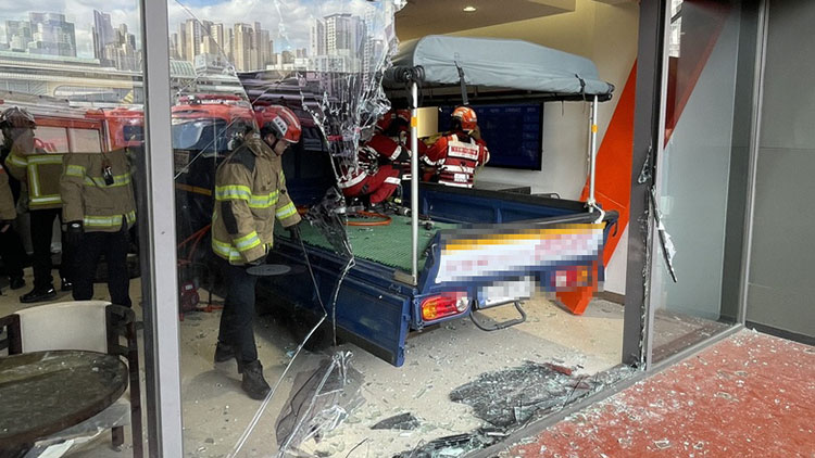 강남 고속버스터미널 대합실로 트럭 돌진…7명 부상
