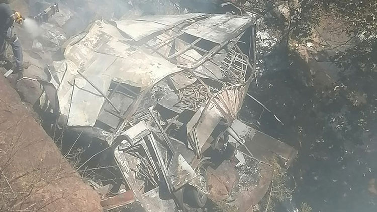 남아공서 버스 추락해 45명 사망…8살 소녀만 생존