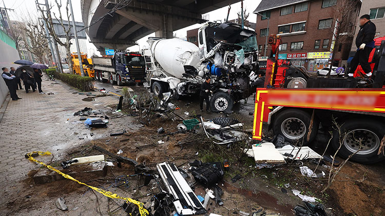 레미콘 차량 돌진 '13중 추돌'…1명 사망·16명 부상