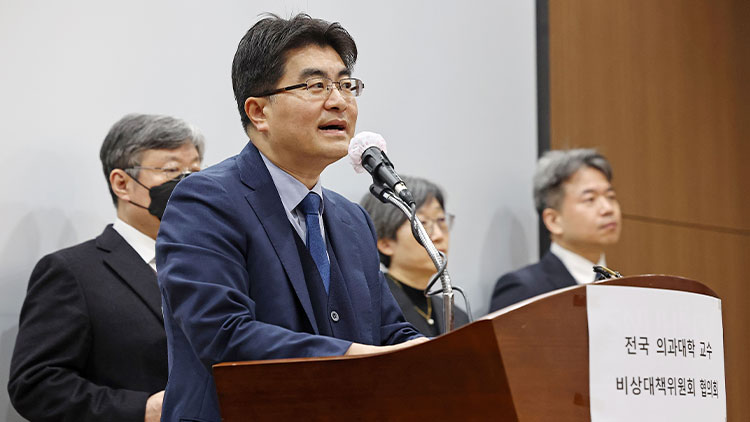 방재승 전국의대교수비상대책위원회 위원장이 30일 오전 서울 종로구 서울대학교병원에서 열린 비상대책위원회 협의회 기자회견에서 발언하고 있다. /연합뉴스